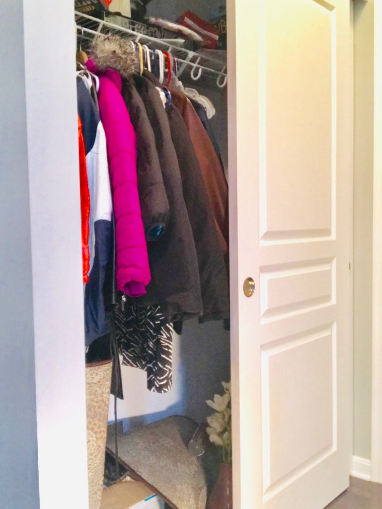 Declutter your home with these ideas to simplify the process. Includes a checklist to start decluttering your bedroom, kitchen, closet, and more. #declutter #organization #momlife #bedroom #kitchen #closet #simplify