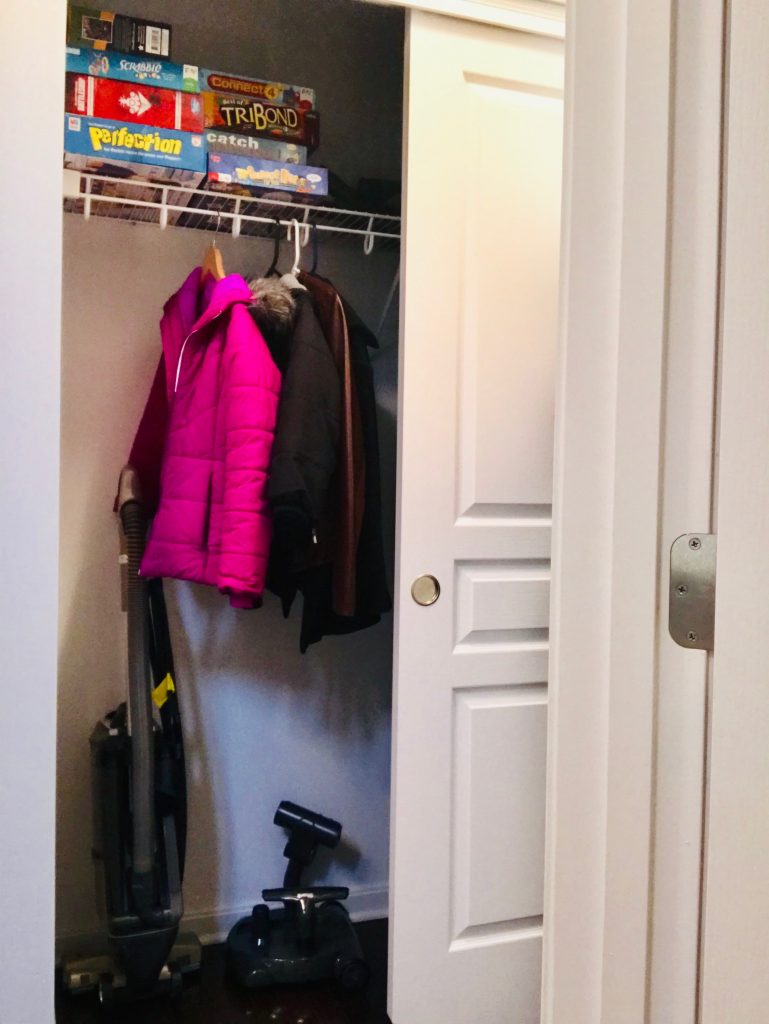 Declutter your home with these ideas to simplify the process. Includes a checklist to start decluttering your bedroom, kitchen, closet, and more. #declutter #organization #momlife #bedroom #kitchen #closet #simplify