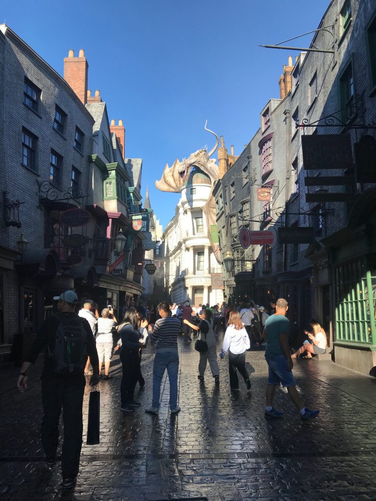 Organize a trip to Universal Studios Orlando. Stay inside your budget for your family vacation by taking advantage of off season pricing! #universalstudios #orlando #familyvacation #budget