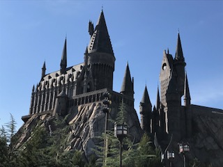 Organize a trip to Universal Studios Orlando. Stay inside your budget for your family vacation by taking advantage of off season pricing! #universalstudios #orlando #familyvacation #budget