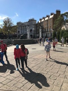 Organize a trip to Universal Studios Orlando. Stay inside your budget for your family vacation by taking advantage of off season pricing! #universalstudios #orlando #familyvacation #budget