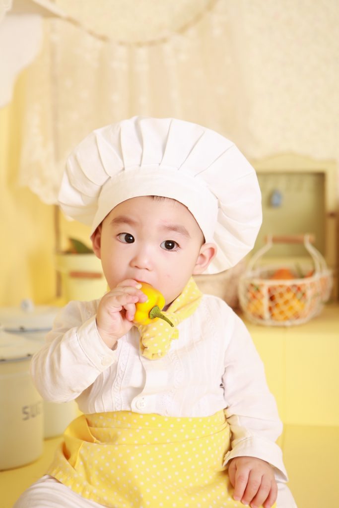 Parenting a picky eater can be hard. Kids and toddlers have a hard time eating different foods, so here are some solutions to your picky eater problem. #pickyeater #kids #toddler #momlife