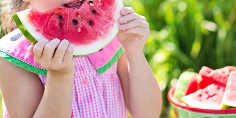 Parenting a picky eater can be hard. Kids and toddlers have a hard time eating different foods, so here are some solutions to your picky eater problem. #pickyeater #kids #toddler #momlife