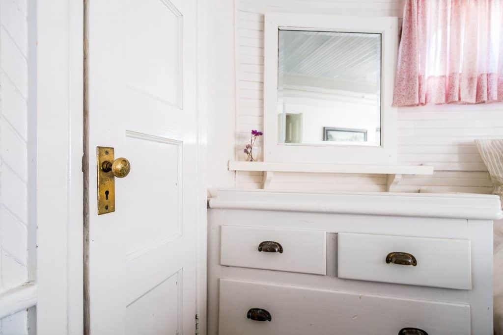 how to declutter a room bathroom