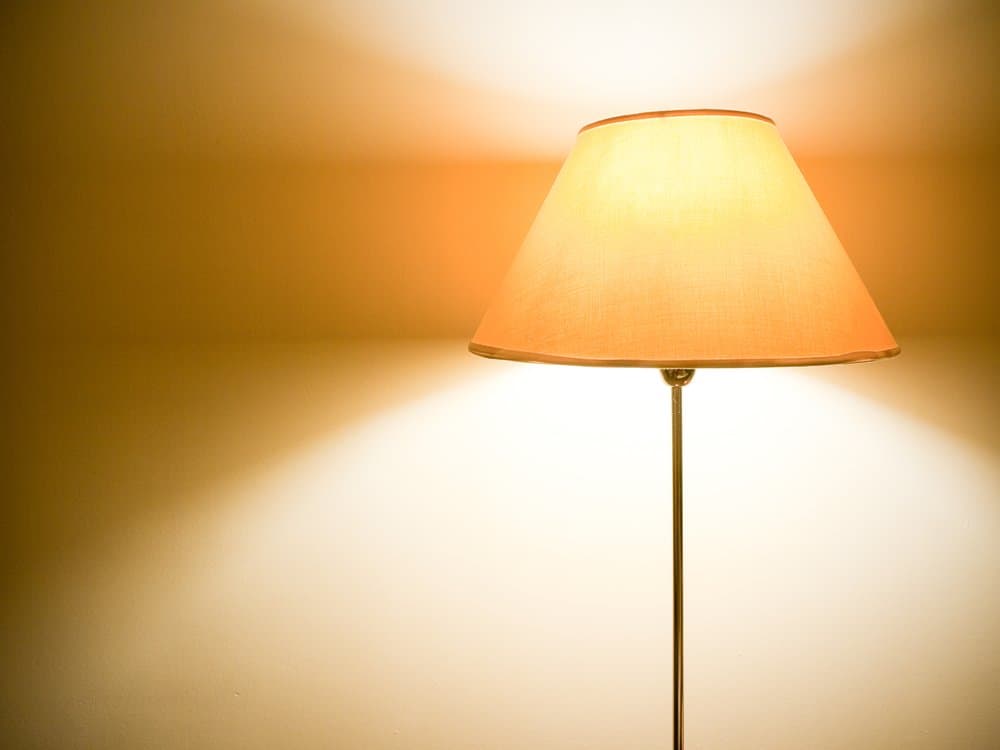 dim yellow lighting making everything look yellowy orange